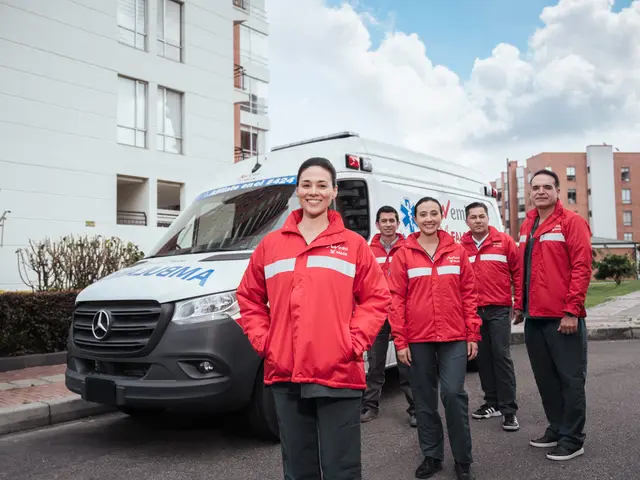 Familia colombiana con médico de EMI en atención domiciliaria