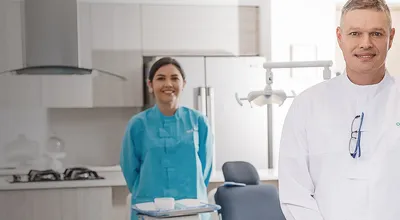 Odontólogo de EMI atendiendo a domicilio